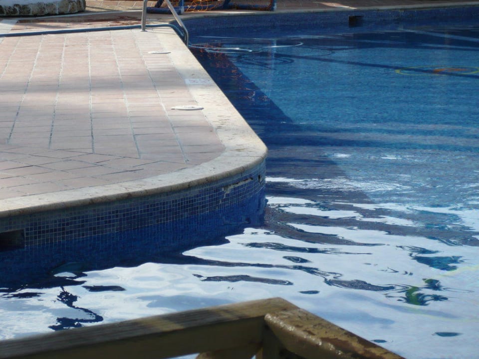 Bröckelnde Poolwand ringsum Grand Sirenis Punta Cana Resort & Aquagames