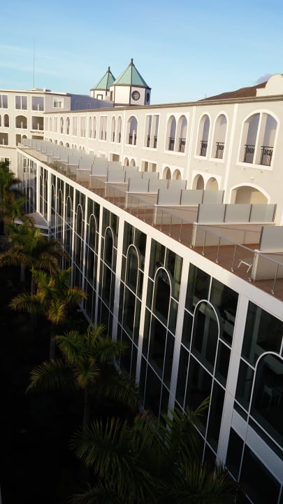 Blick nach rechts von unserem Balkon Royal Palm Resort & Spa - Adults only