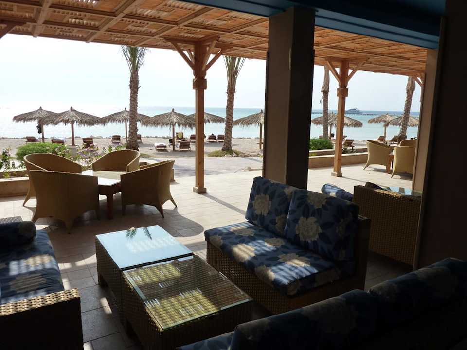 Blick von der Bar zum Strand The Breakers Diving & Surfing Lodge