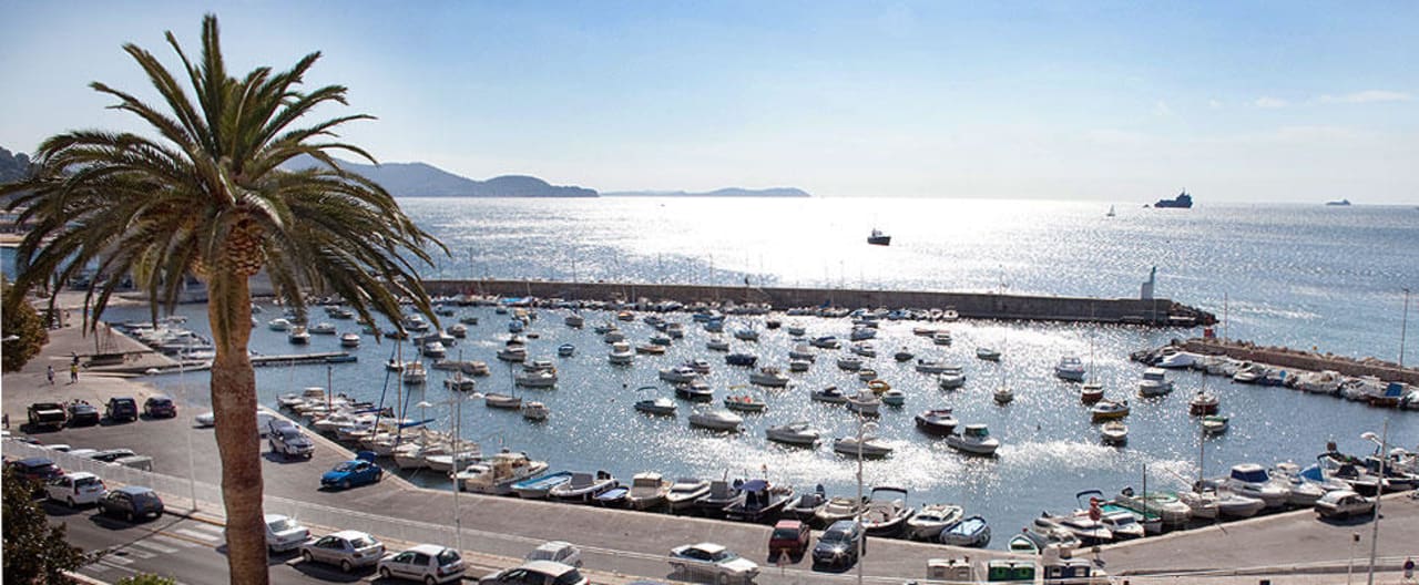 Vue sur le petit port St Louis Best Western Hotel La Corniche