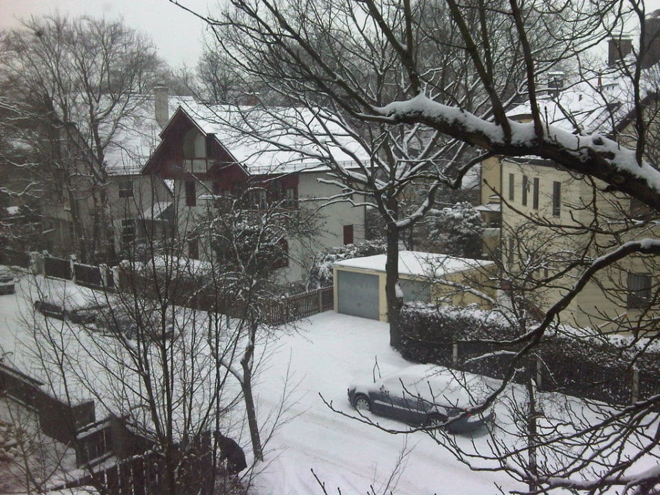 Blick in die Seitenstrasse Hotel Jagdschloss