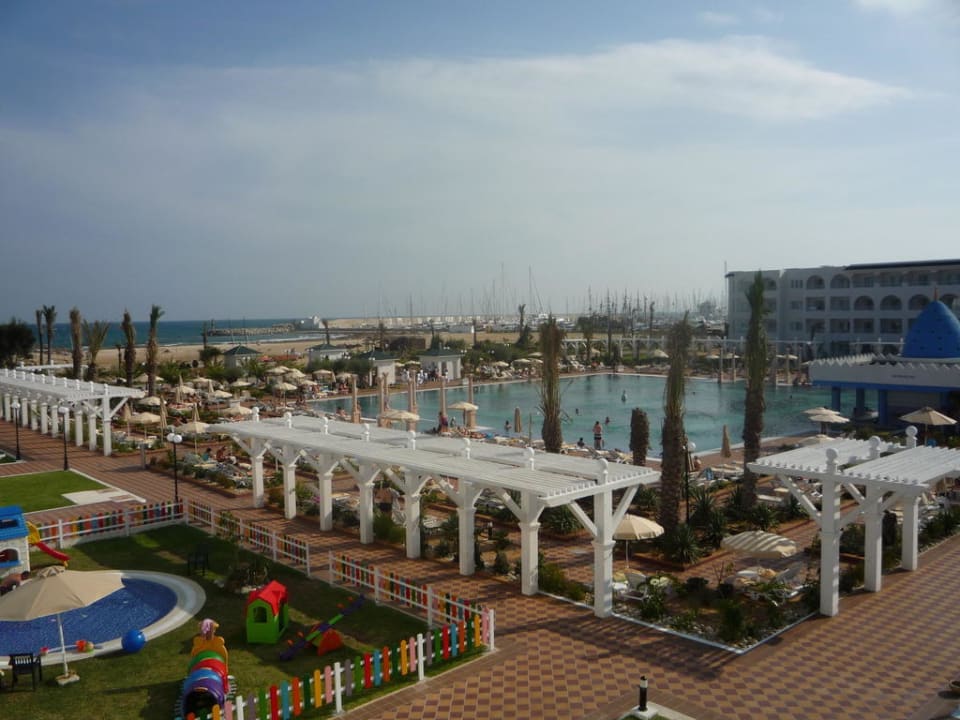 Pool vom Zimmer Occidental Marco Polo