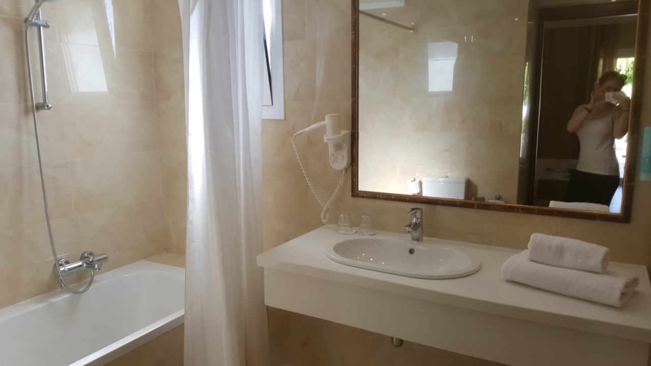 Zimmer Alexander Beach Hotel & Village Resort