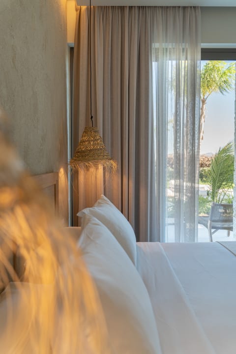 Zimmer TAF Villas Beach Resort with Tesla