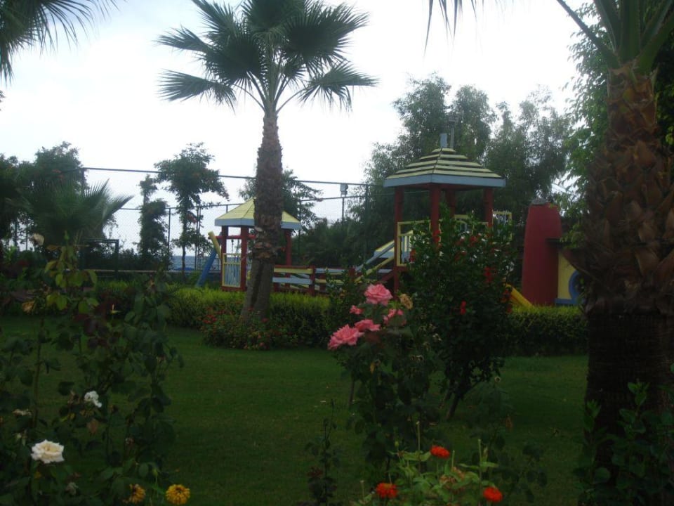 Уютный сад. Hotel Holiday Garden Resort