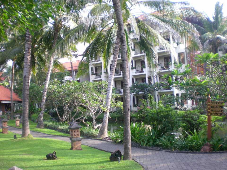 Blick aus dem Garten in das Hotel Ayodya Resort Bali