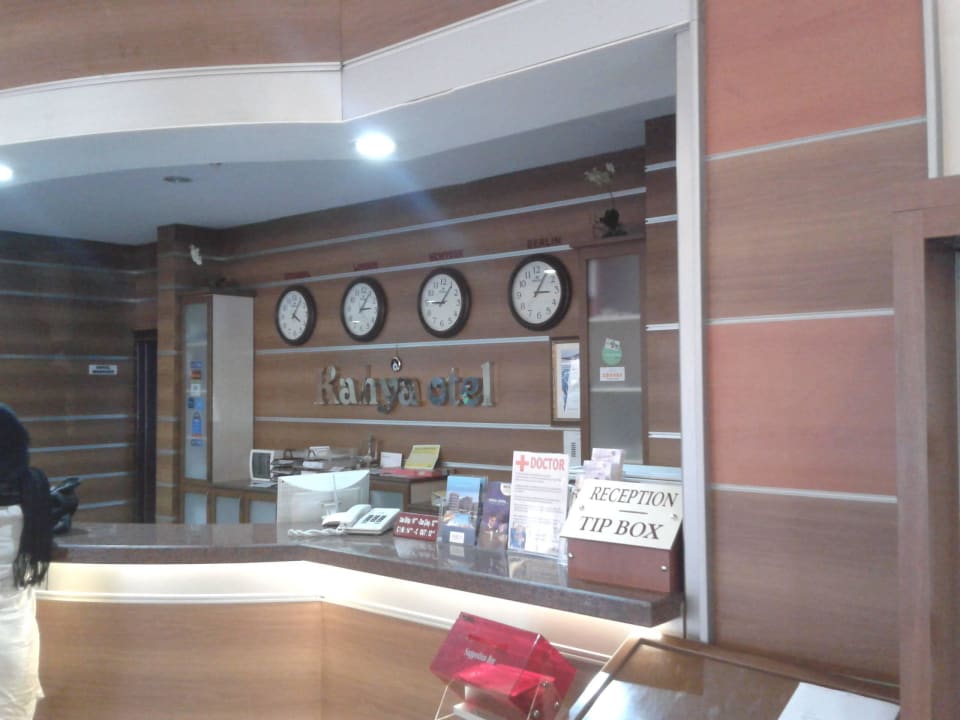 Eine Uhr ist falsch, wer entdeckt den Fehler? Hotel Kahya