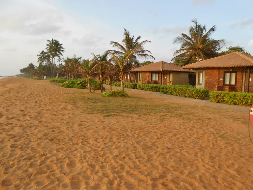 Breiter Strand mit Villen Club Hotel Dolphin