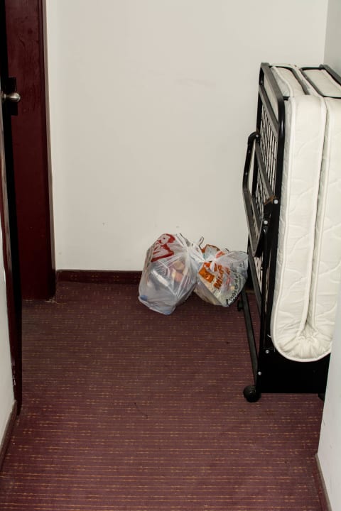 Betten und Abfall bleibt weiterhin stehen Hotel Side Elis