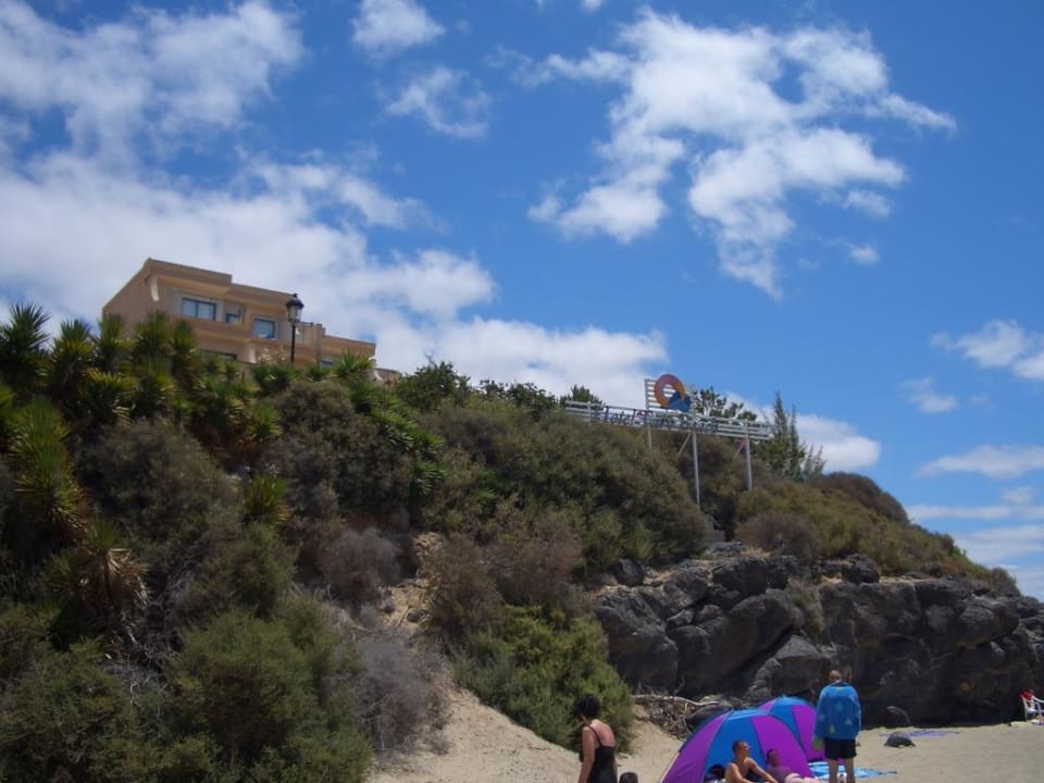 Blick vom Strand zum Hotel SBH Hotel Taro Beach
