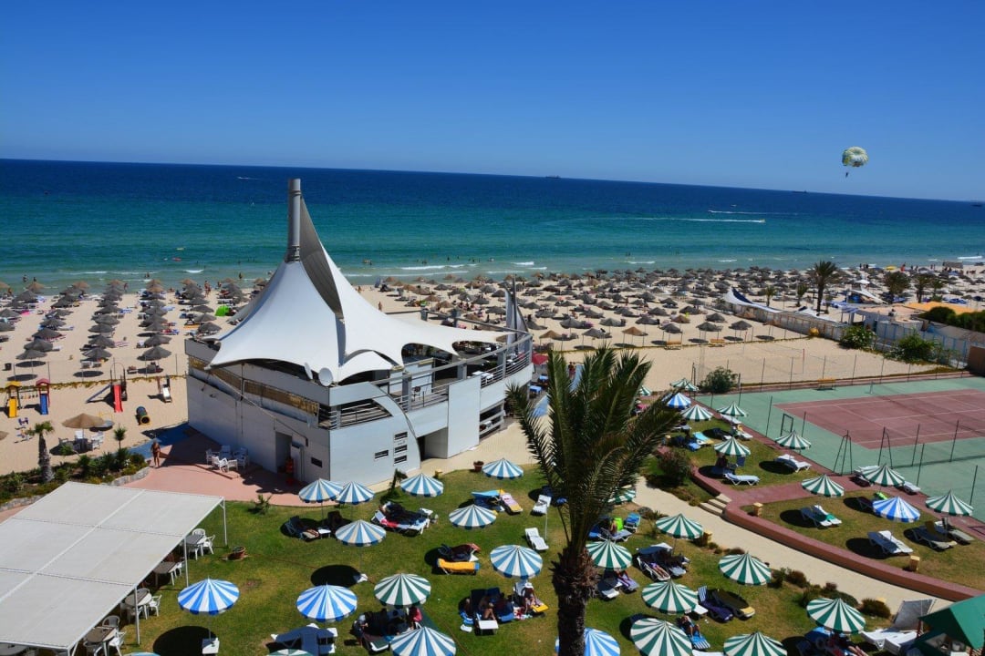 Widok na plażę, ogród i kort tenisowy. Hotel Marabout