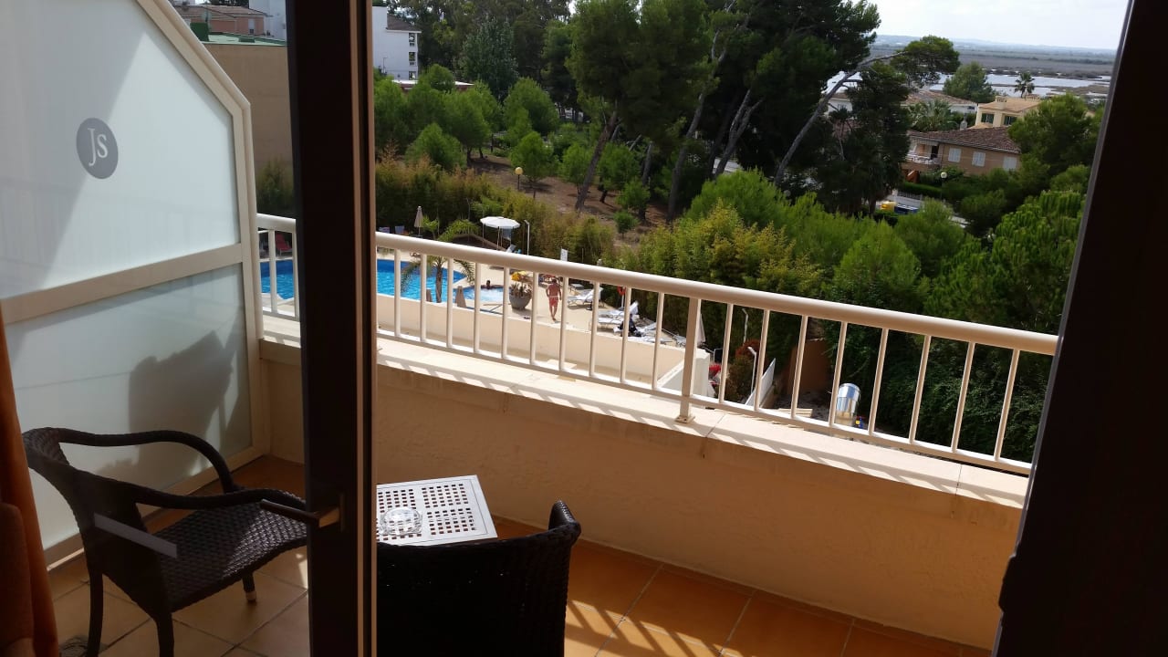 Balkon mit Blick zum Pool JS Alcudi Mar