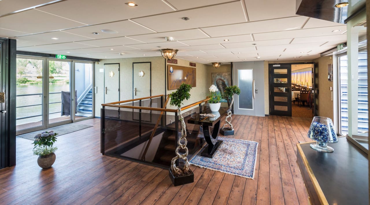 Lobby Enjoy Deluxe Hotelschiff Prinses Juliana