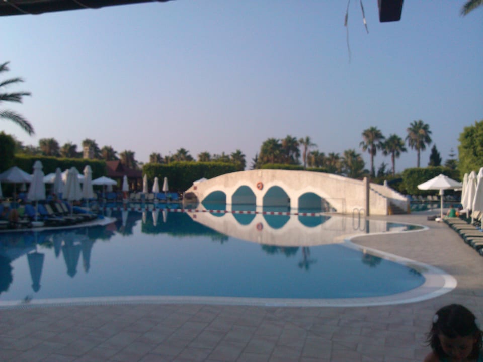 Großer Pool mit "Efes-Pool-Bar Club Grand Side