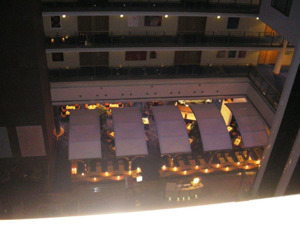 Blick auf das Restaurant im Atrium Hilton Frankfurt City Centre
