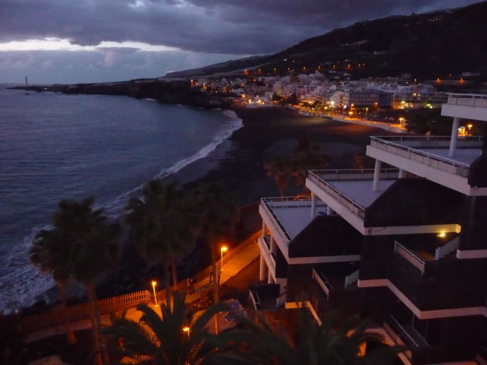 Blick vom Hotel zur abendlichen Promenade Melia La Palma Hotel