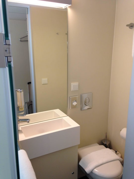 Dusche und WC easyHotel Frankfurt City Center