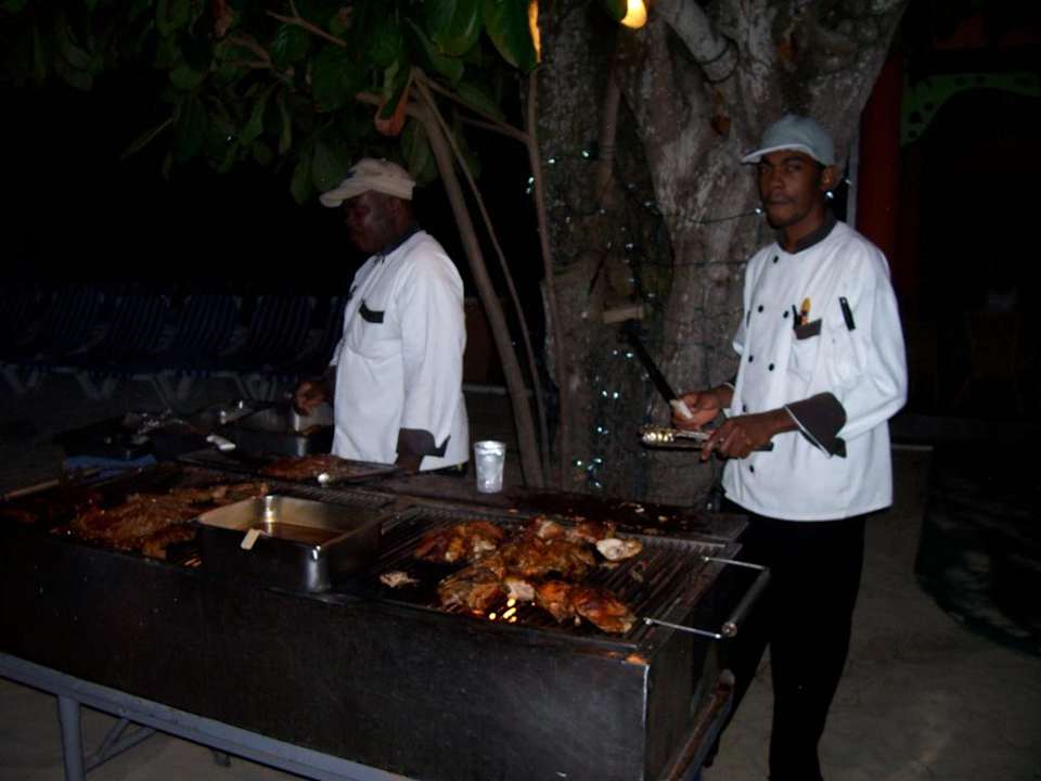Grillen am Strand Hotel Grand Pineapple Beach Negril