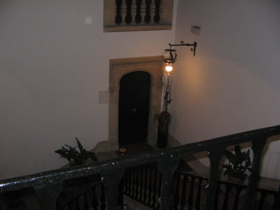 Treppe zur Empfangshalle Hotel Born