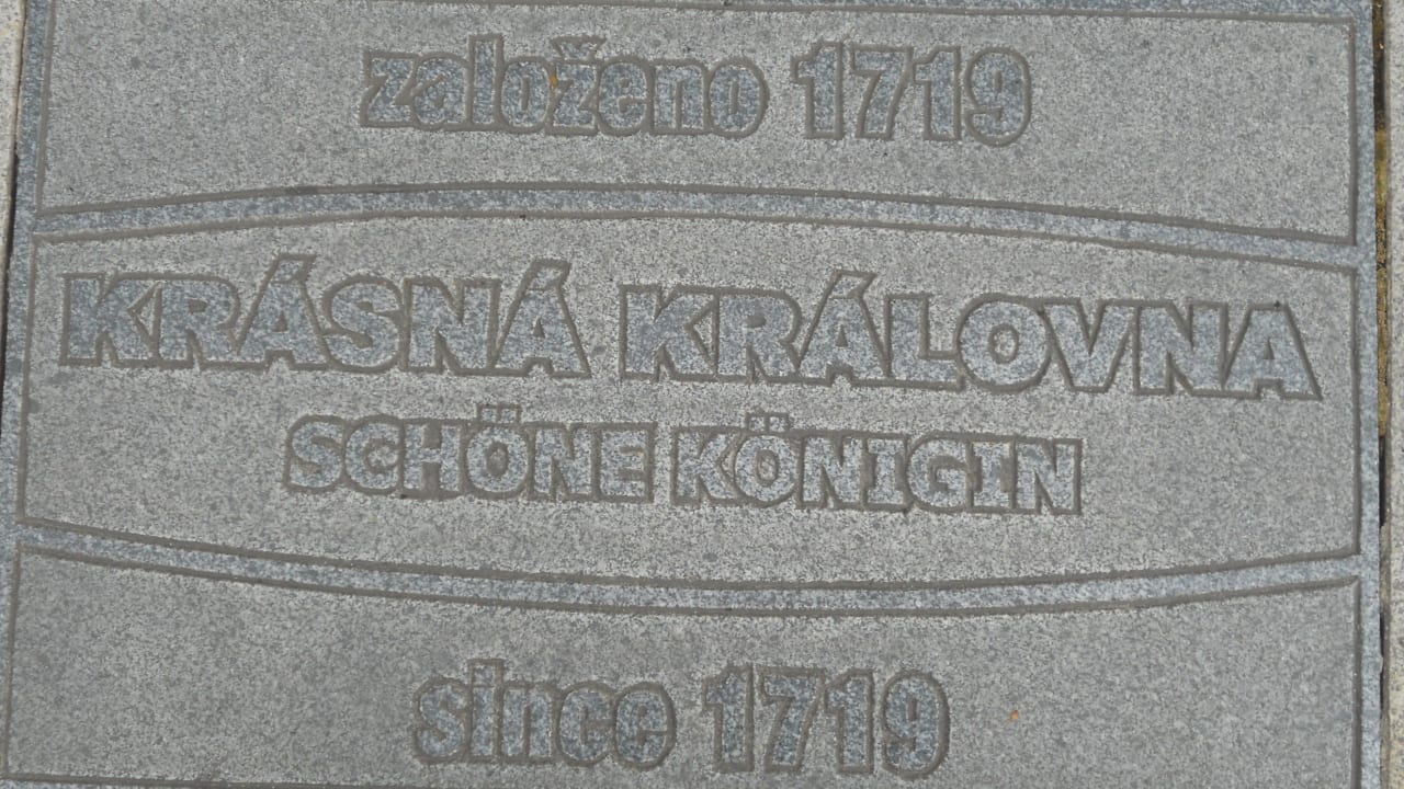 Stein im Straßenpflaster Hotel Krasna Kralovna