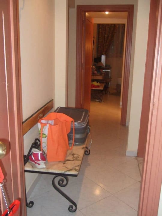 Коридор между спальнями, здесь справа две ванные  Hotel Le Pacha Beach Resort