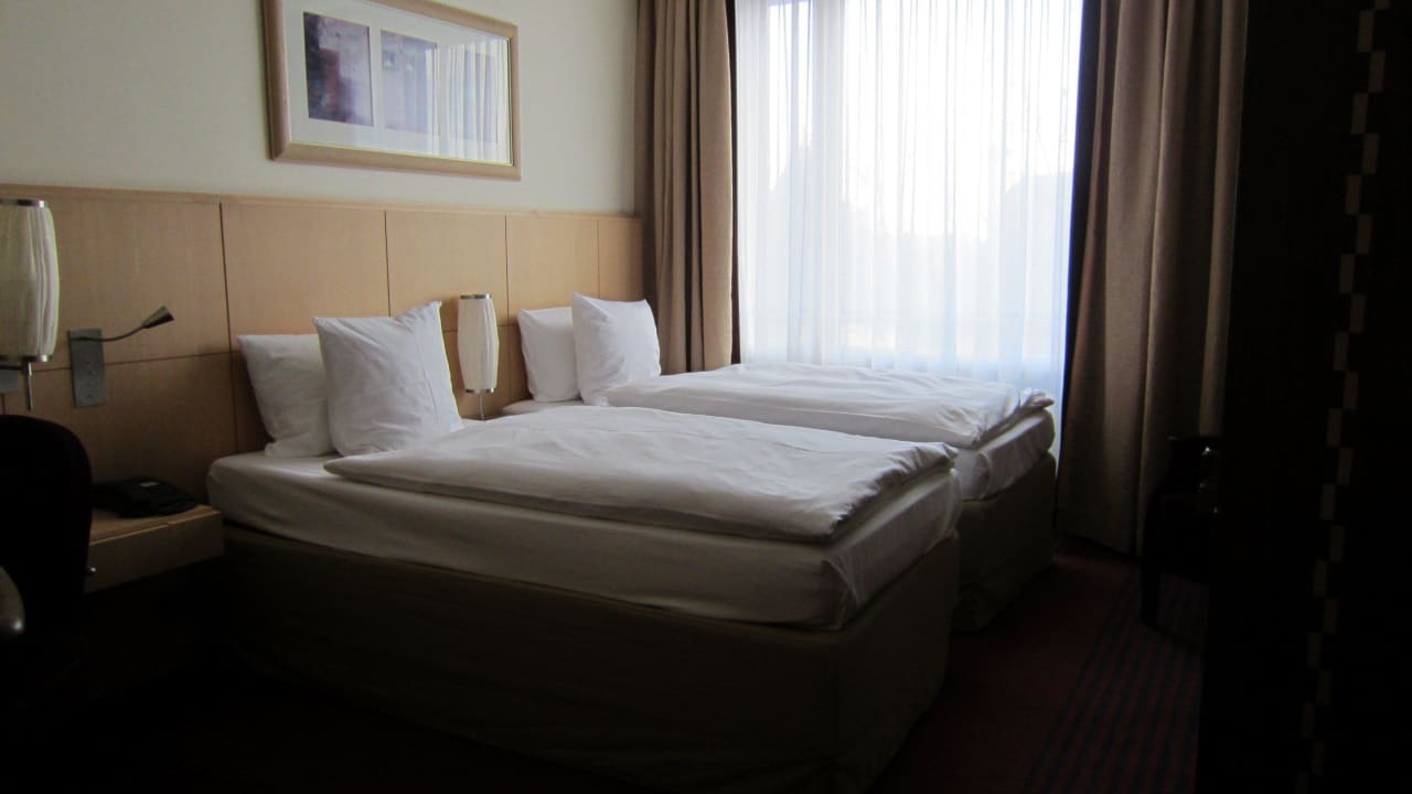 Das Doppelbett, zusammen geschoben Hotel Mondial am Dom Cologne- MGallery