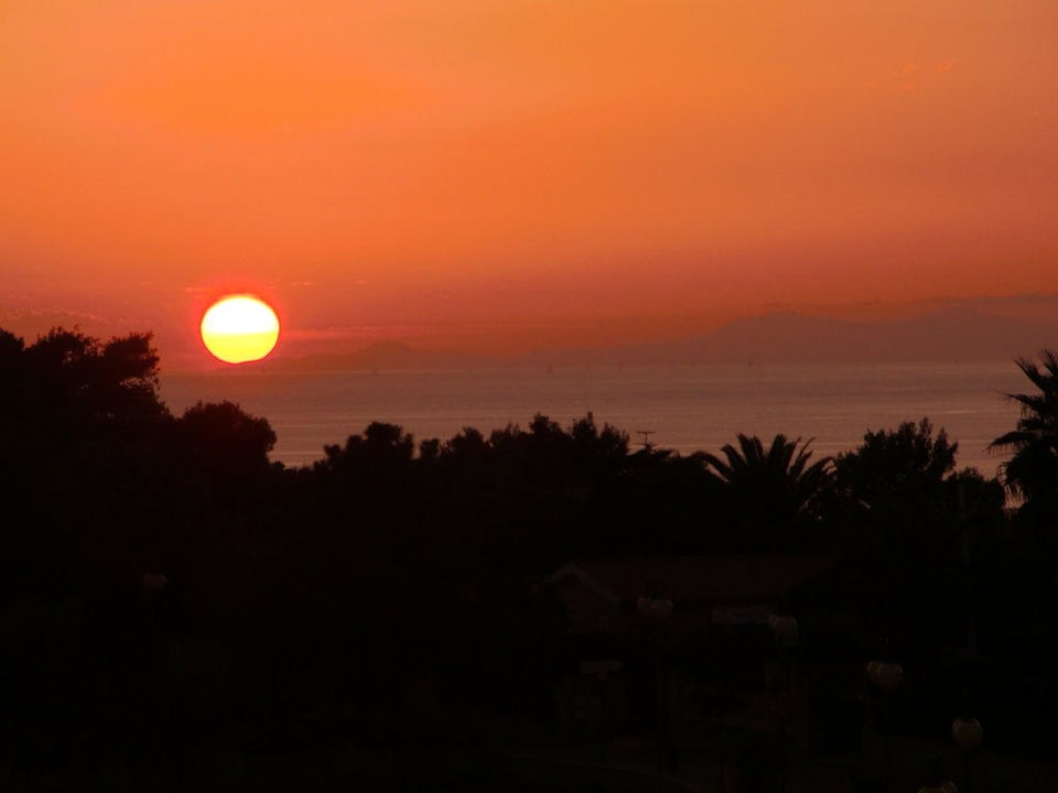 Sonnenuntergang mit den Äolischen Inseln Eolo Hotel