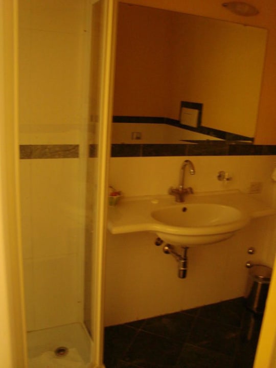 Bad mit Glasdusche und Fön Hotel Repubblica Marinara
