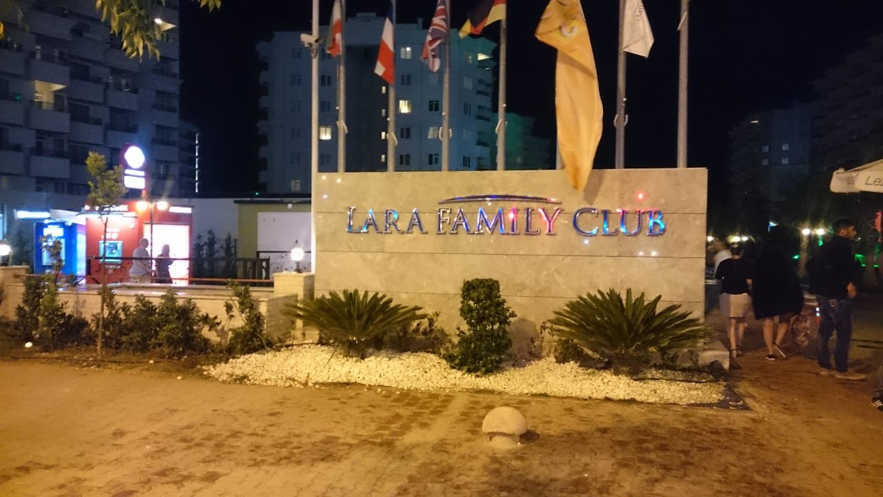 Schild Wyndham Garden Lara