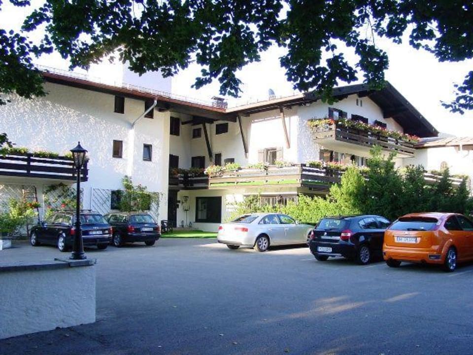 Parkplatz im Innenhof Landhaus Bergspatz