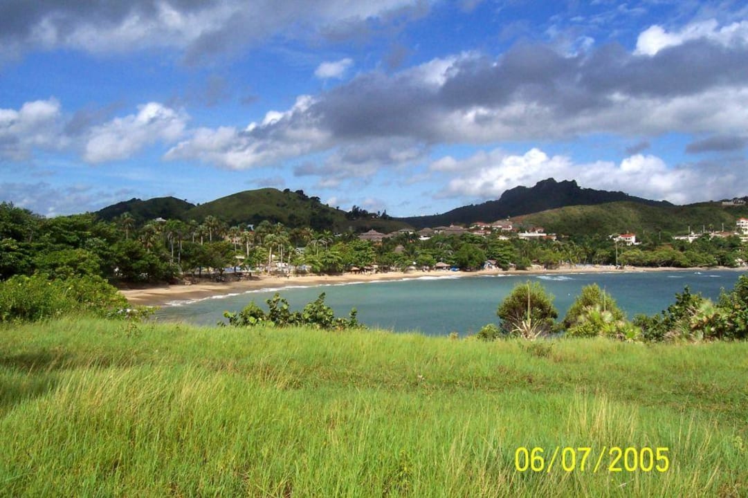 Blick von der Bucht zum Strand des Hotels Hotel Hacienda Resort