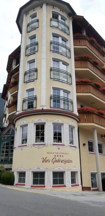 Außenansicht Wellnessresort Vier Jahreszeiten