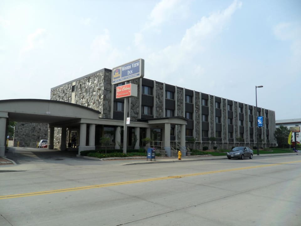 Außenansicht straßenseitig Best Western Hotel Woodsview Inn