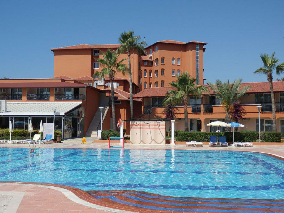 Der große Pool Club Turtas Beach Hotel