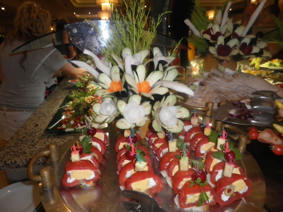Schöne Dekoration am Büffet Belek Beach Resort Hotel
