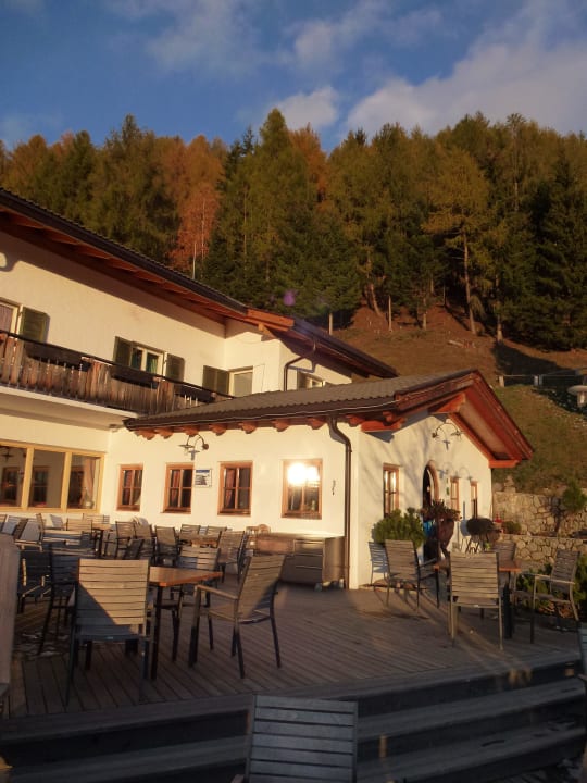 Das Hauphaus im herbstlichen Abendrot Taser Familienalm