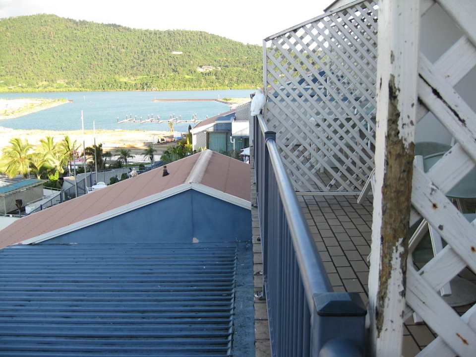 Ausblick auf die Nachbarbalkone Hotel Whitsunday Terraces