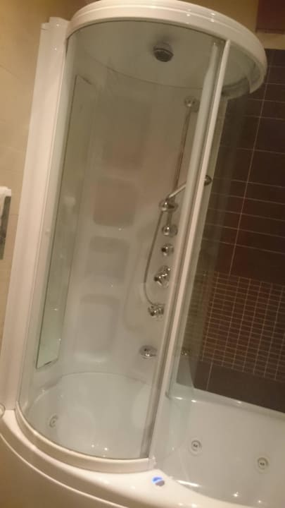 Badewanne mit Whirlpool und Duschfunktion Green Village Resort - Hotel & Aparthotel