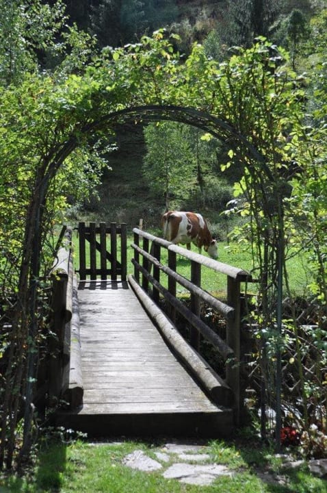 Brückerl über den Bach Hotel GUT Trattlerhof & Chalets