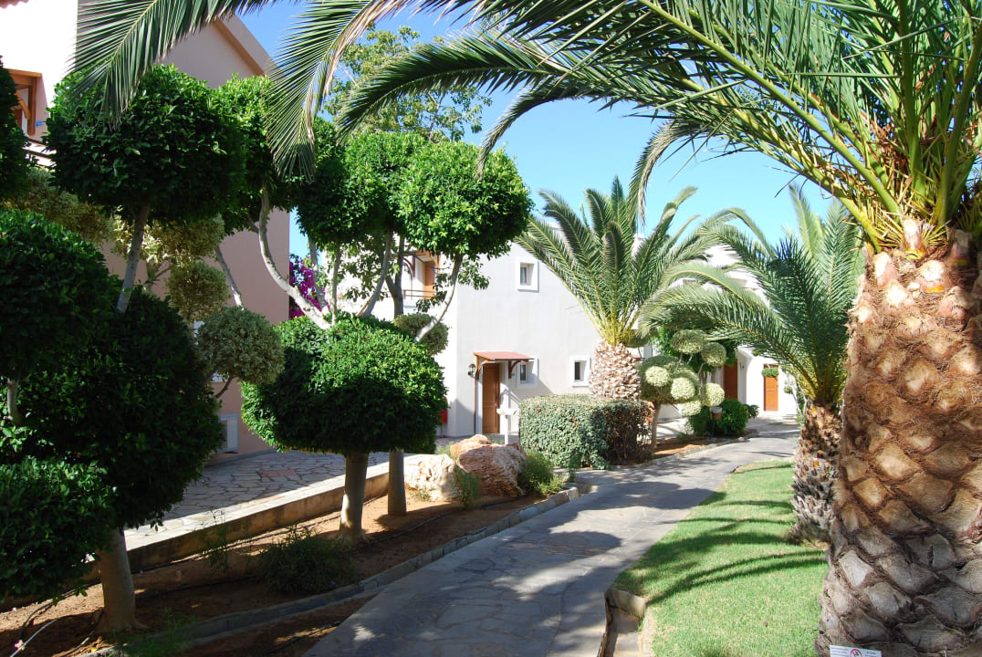 Bungalows inmitten der schönen Gartenanlage Iberostar Selection Creta Marine