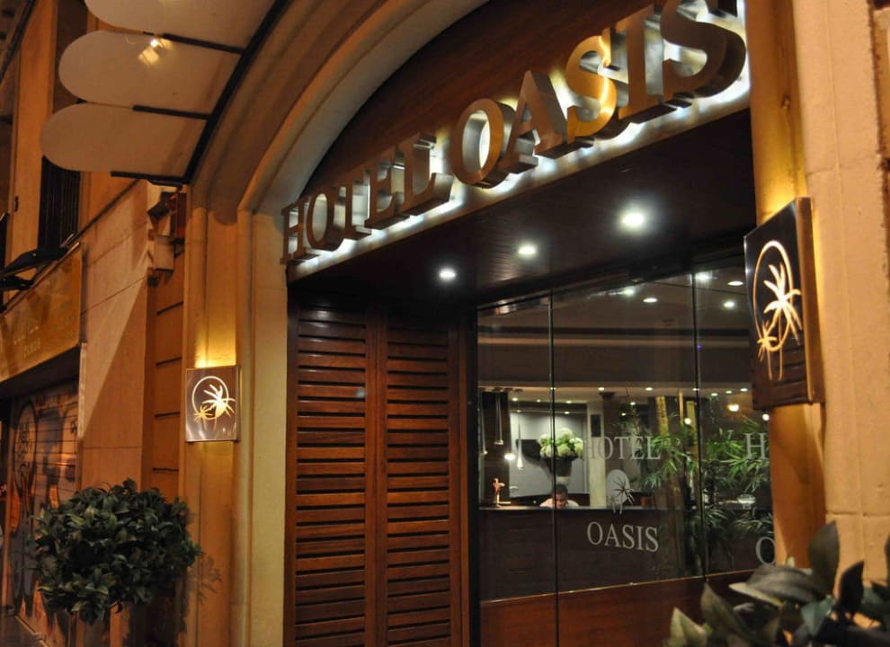 Eingang bei Nacht Hotel Oasis