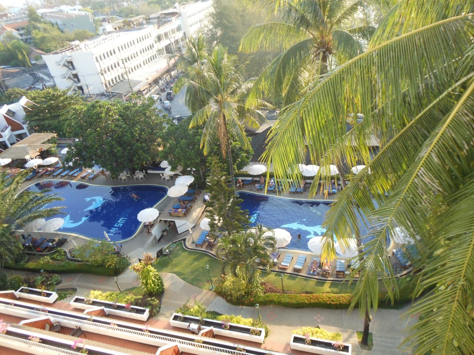 2 Pools oberhalb der Rezeption Best Western Phuket Ocean Resort