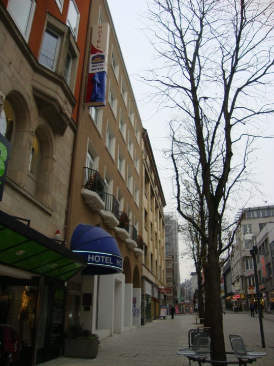 Vor dem Hotel Hotel Boulevard