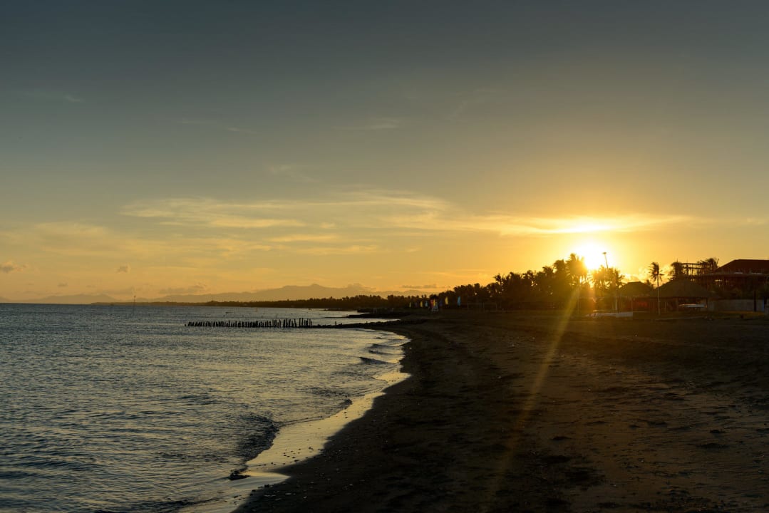 Sonnenuntergang am Strand Hotel Anhawan Beach Resort & Spa