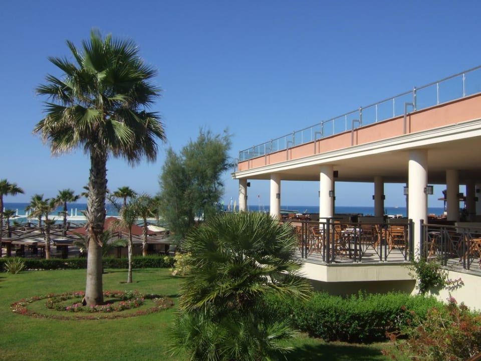 Blick vom Restaurant auf Panoramabar und Meer TUI BLUE Palm Garden