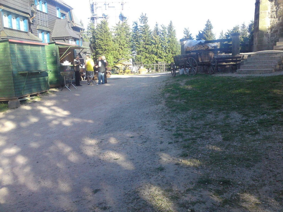 Gipfel, rechts Aussichtsturm, links Gasthof Historischer Berggasthof Auersberg