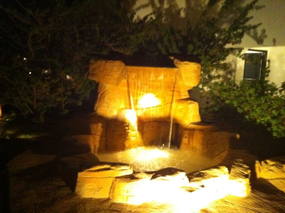 Brunnen in der Gartenanlage Lotus Bay Beach Resort