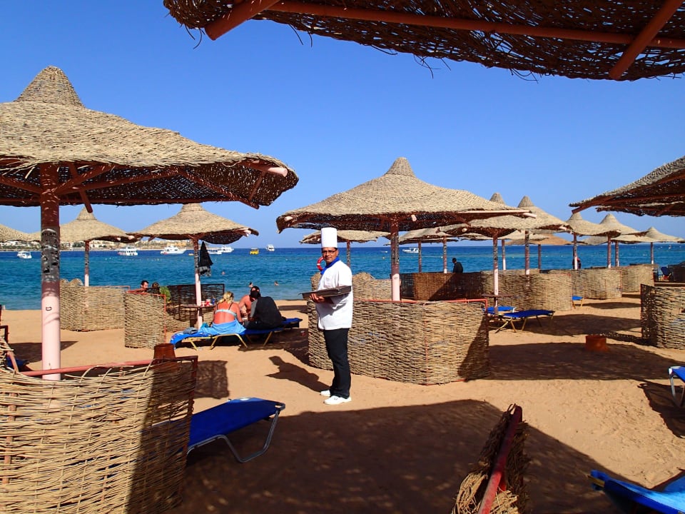 Koch verteilt Donuts am Strand Jaz Makadi Oasis Resort