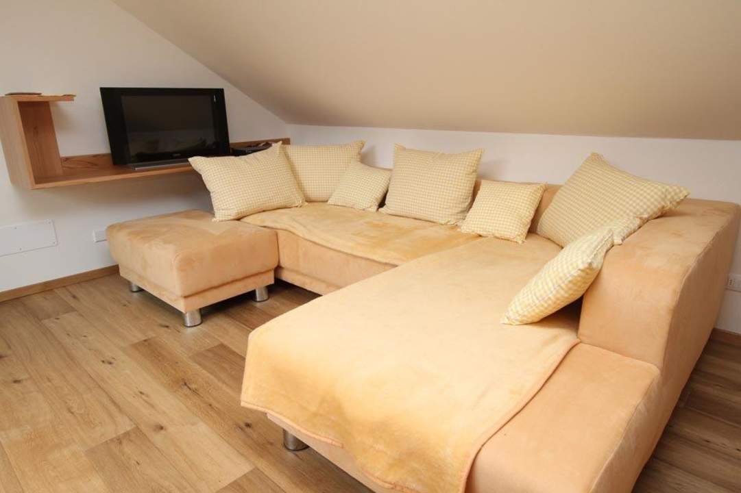Wohnraum mit tollem Sofa Ferienwohnung Pirchner