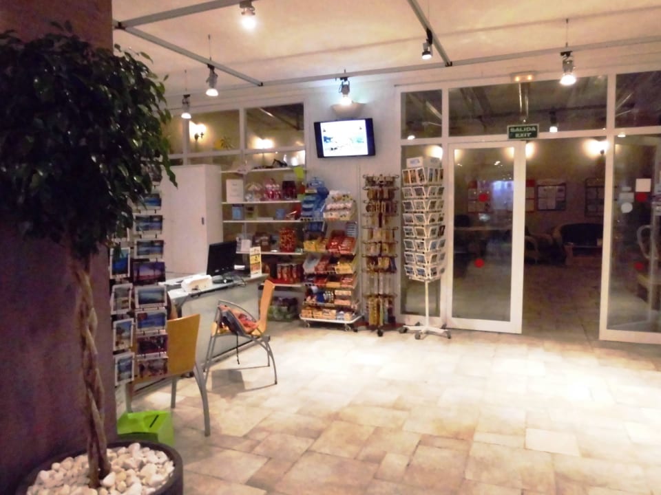 Links ist die Rezeption Barceló Portinatx - Adults only